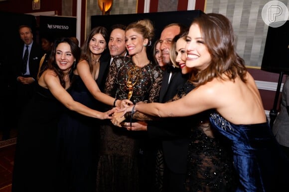 Atores, diretores e equipe de 'Verdades Secretas' posam juntos após cerimônia do Emmy
