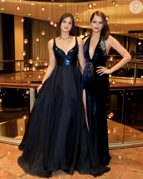 Lindas! Camila Queiroz e Agatha Moreira exibem seus looksno tapete vermelho do Emmy Internacional, em 21 de novembro de 2016