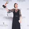 Christiane Paul, que levou o troféu de Melhor Atriz, posa no tapete vermelho do Emmy Awards 2016