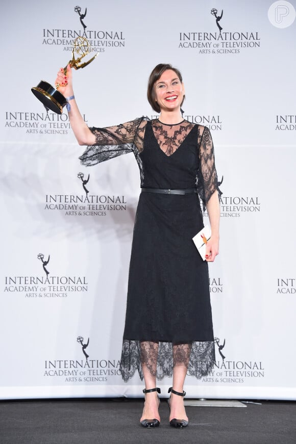 Christiane Paul, que levou o troféu de Melhor Atriz, posa no tapete vermelho do Emmy Awards 2016