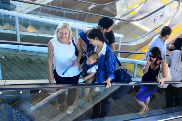Sophie Charlotte embarca com o filho, Otto, que rouba cena em aeroporto nesta terça-feira, dia 22 de novembro de 2016