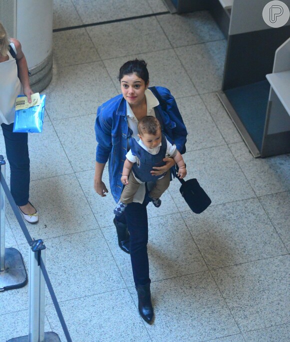 Sophie Charlotte embarca com o filho, Otto, que rouba cena em aeroporto nesta terça-feira, dia 22 de novembro de 2016