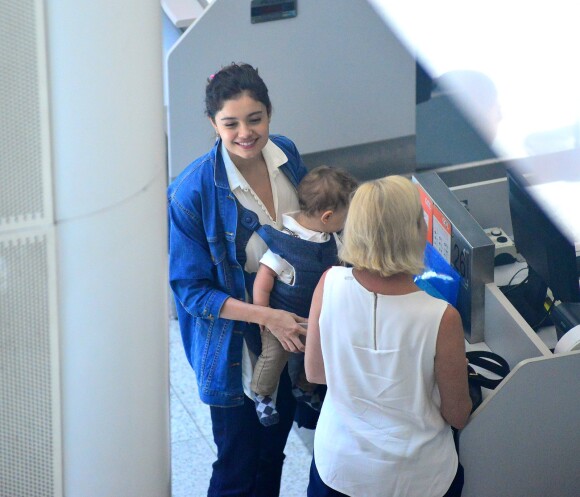 Sophie Charlotte embarca com o filho, Otto, que rouba cena em aeroporto nesta terça-feira, dia 22 de novembro de 2016