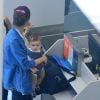 Sophie Charlotte embarca com o filho, Otto, que rouba cena em aeroporto nesta terça-feira, dia 22 de novembro de 2016
