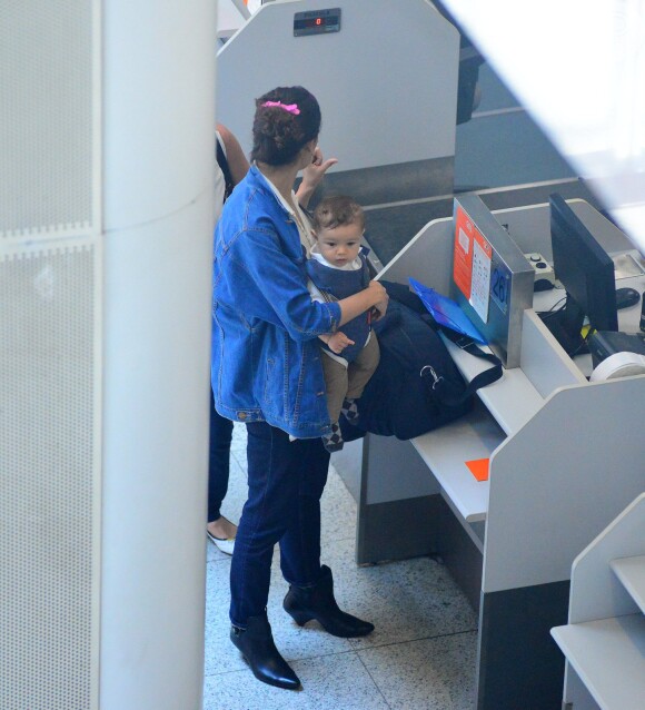 Sophie Charlotte embarca com o filho, Otto, que rouba cena em aeroporto nesta terça-feira, dia 22 de novembro de 2016