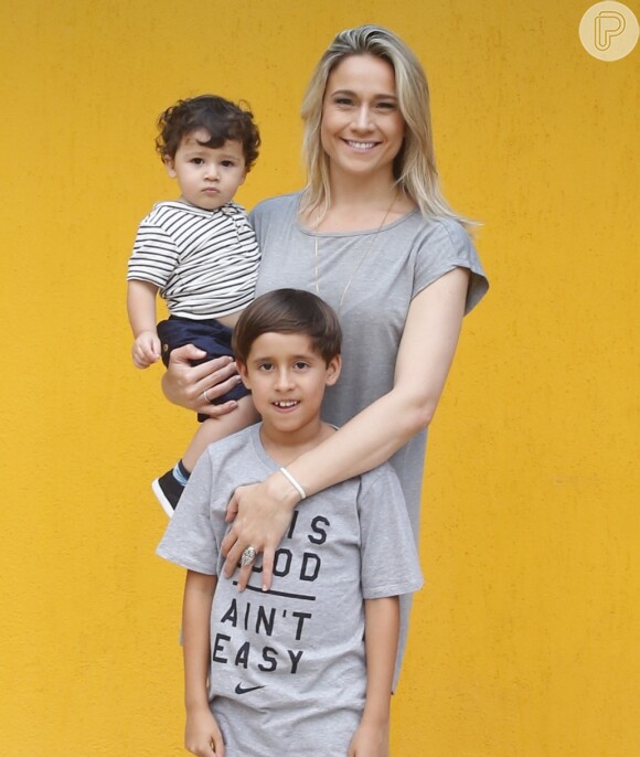 Fernanda Gentil reuniu amigos e familiares para comemorar seu aniversário de 30 anos em uma casa de festas infantil na Barra da Tijuca, na Zona Oeste do Rio de Janeiro. Na foto, ela posa com os filhos,  Gabriel e Lucas