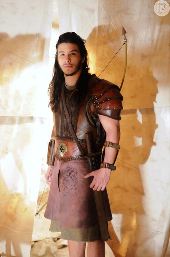 Zaqueu (Ricky Tavares) também fica encurralado em batalha com os soldados de Jerusalém e tem a vida salva por Rune (Douglas Sampaio), na novela 'A Terra Prometida'