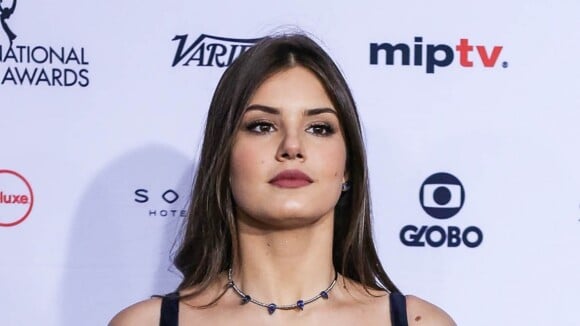Camila Queiroz minimiza vestido rasgado no Emmy: 'É meu, podia rasgar à vontade'