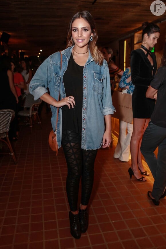 Carol Celico apostou em um look preto e jaqueta jeans no evento em SP
