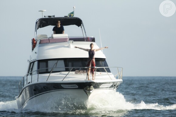 Tiago (Humberto Carrão) e Isabela (Alice Wegmann) não imaginavam que um capanga de Tião (José Mayer) estava escondido no barco
