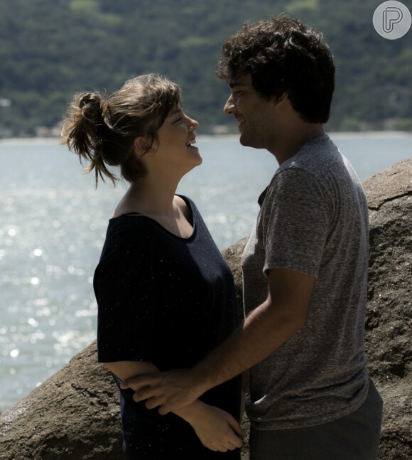 Novela 'A Lei do Amor': Tiago (Humberto Carrão) e Isabela (Alice Wegmann) viajaram para fim de semana romântico na praia