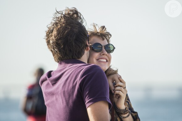 Tiago (Humberto Carrão) e Isabela (Alice Wegmann) formam casal apaixonado na novela 'A Lei do Amor'