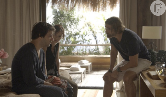 Tiago (Humberto Carrão) é encontrado por Pedro (Reynaldo Gianecchini) e Ana Luiza (Bianca Müller) em estado de choque após sumiço de Isabela (Alice Wegmann)