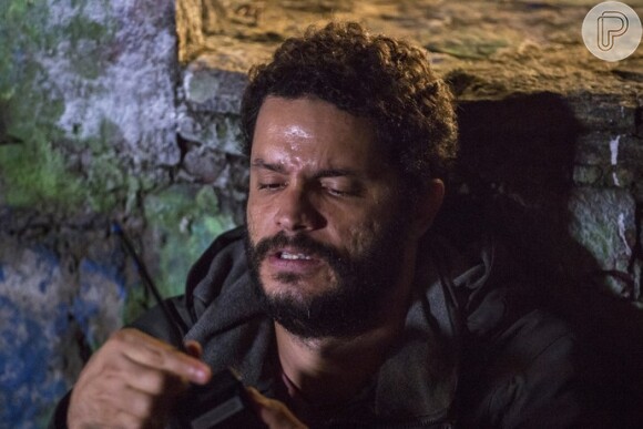 Wagner (Felipe Mago) detonou a bomba que explodiu as traineiras da Arraial Pescados, a mando de Cesar (Rafael Cardoso), na novela 'Sol Nascente'
