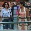 Flávia Alessandra e Giulia Costa caminharam no Village Mall e conferiram alguns produtos no estabelecimento comercial