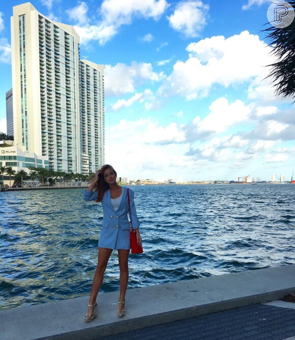 Marina Ruy Barbosa viaja para Miami e esbanja estilo em look azul curtinho nesta quinta-feira, dia 24 de novembro de 2016