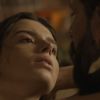 Milena (Giovanna Antonelli) cuida dos ferimentos de Ralf (Henri Castelli) e os dois se beijam, na novela 'Sol Nascente'