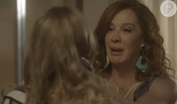 Jéssica (Marcella Rica) diz a Salete (Claudia Raia) que vai deixar a prostituição e as duas se abraçam, comovidas, na novela 'A Lei do Amor'