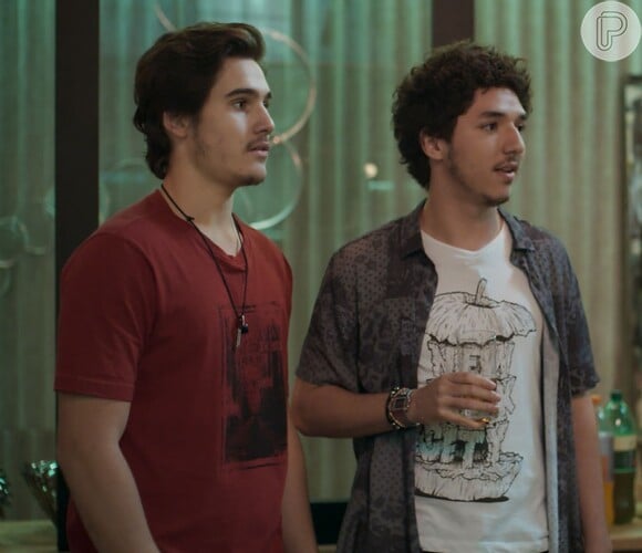 Tom (João Vitor Silva) será o primeiro garoto a entrar na banda com Zac (Nicolas Prattes), na novela 'Rock Story'