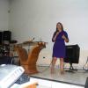 Missionária, Bruna Tavares prega descalça em igreja