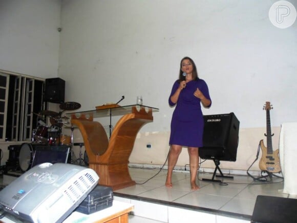 Missionária, Bruna Tavares prega descalça em igreja