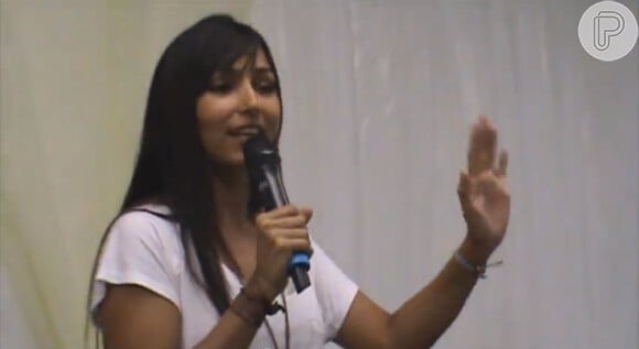 Natália Nara prega na igreja Bola de Neve e suas pregações estão disponíveis no YouTube