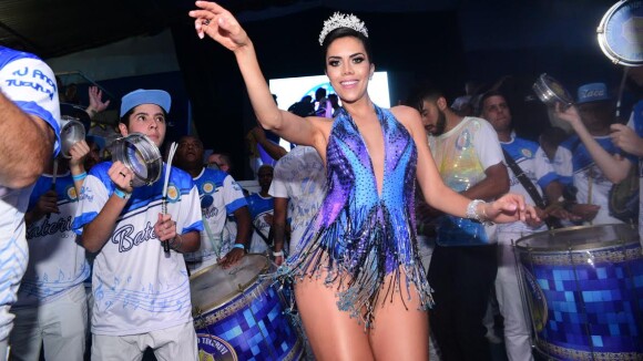 Carnaval: Daniela Albuquerque aposta em decote até o umbigo em noite de samba