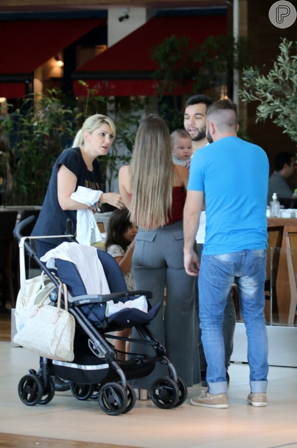 Antonia Fontenelle e Jonathan Costa levaram o pequeno Salvatore para passear em um shopping do Rio neste domingo, 27 de novembro de 2016