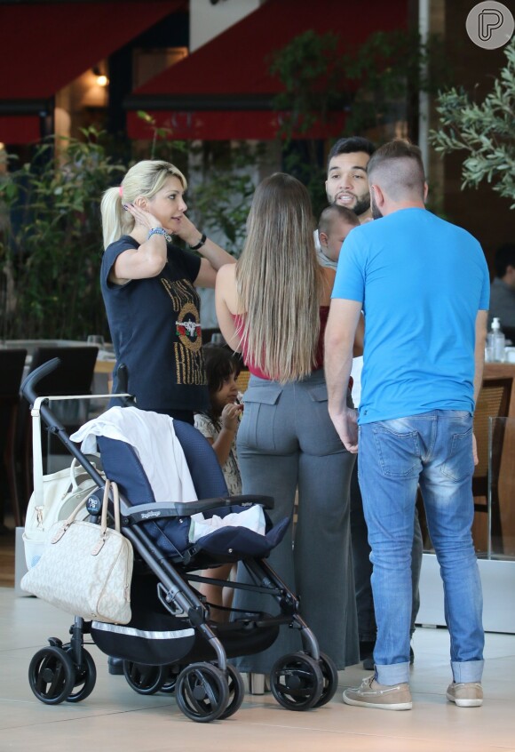 Antonia Fontenelle e Jonathan Costa levaram o pequeno Salvatore para passear em um shopping do Rio neste domingo, 27 de novembro de 2016