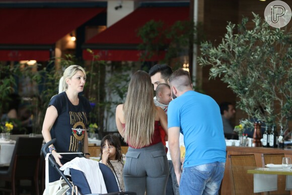 Antonia Fontenelle e Jonathan Costa levaram o pequeno Salvatore para passear em um shopping do Rio neste domingo, 27 de novembro de 2016