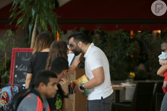 Antonia Fontenelle e Jonathan Costa levaram o pequeno Salvatore para passear em um shopping do Rio neste domingo, 27 de novembro de 2016