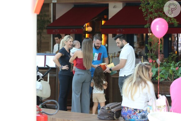 Antonia Fontenelle e Jonathan Costa levaram o pequeno Salvatore para passear em um shopping do Rio neste domingo, 27 de novembro de 2016