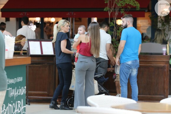 Antonia Fontenelle e Jonathan Costa levaram o pequeno Salvatore para passear em um shopping do Rio neste domingo, 27 de novembro de 2016