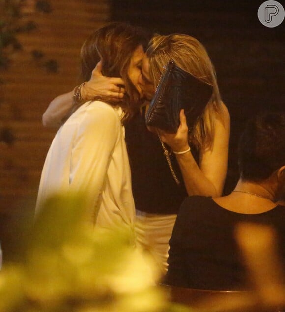 Fernanda Gentil teve o apoio dos fãs ao beijar a namorada, Priscila Montadon, em sua festa de 30º aniversário: 'Beijo do ano'