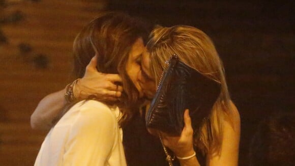 Fernanda Gentil é apoiada por beijar a namorada em público: 'Beijo do ano'