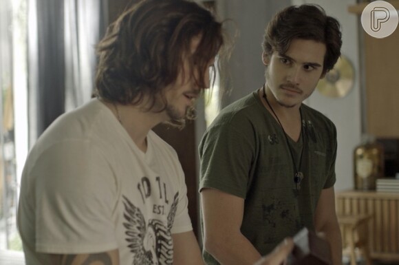 Zac (Nicolas Prattes) diz a Gui (Vladimir Brichta) que tá na cara que ele e Júlia (Nicolas Prattes) estão namorando, na novela 'Rock Story'