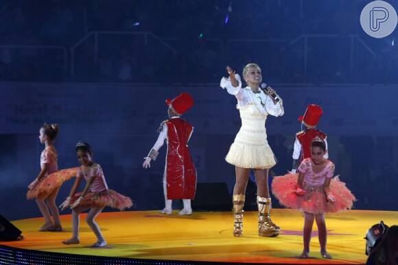Apesar do problema grave no pé, Xuxa renovou contrato com a Globo por três anos