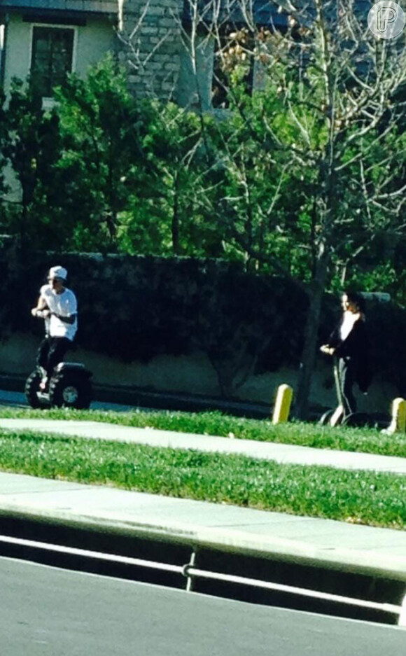 Selena Gomez e Justin Bieber foram flagrados andando de diciclo juntos em um condomínio em Calabasas, na Califórnia