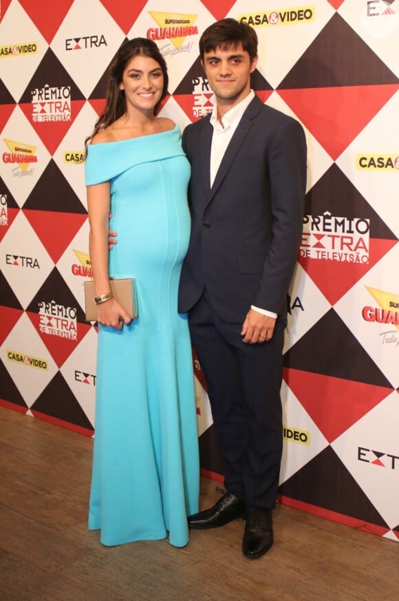 Felipe Simas posa ao lado da mulher, Mariana Uhlmann, no Prêmio Extra de TV, em 29 de novembro de 2016