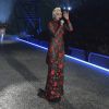 Lady Gaga apostou em um look longo com detalhes em vermelho da grife Azzedine Alaïa