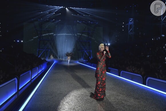 Lady Gaga apostou em um look longo com detalhes em vermelho da grife Azzedine Alaïa