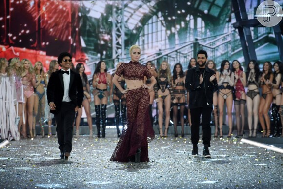 Uma das atrações do desfile Victoria's Secret Fashion Show, Lady Gaga atraiu olhares ao usar um conjunto de renda também da grife Azzedine Alaïa