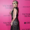 Lady Gaga usou vestido de renda longo, e com muita transparência, da grife Azzedine Alaïa para passar pelo pink carpet do Victoria's Secret Fashion Show, nesta quarta-feira, 30 de novembro de 2016, em Paris
