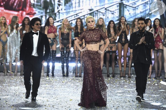 Lady Gaga desfila entre Bruno Mars e The Weeknd na passarela do Victoria's Secret Fashion Show, ao fim do espetáculo