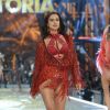 Irina Shayk aposta em lingerie vermelha no Victoria Secret's Fashion Show