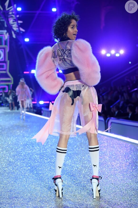 Victoria's Secret Fashion Show: Alanna Arrington desfila com modelo divertido