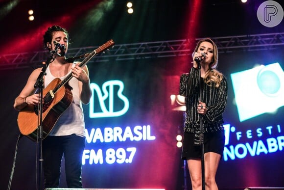 No Festival Nova Brasil, em São Paulo, Tiago Iorc subiu ao palco ao ladod e Sandy para cantarem a música, 'Me Espera', sucesso na novela 'Rock Story'