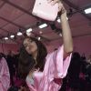 Grávida, Irina Shayk posa nos bastidores do desfile da Victoria's Secret, em Paris, nesta quarta-feira, 30 de novembro de 2016