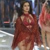 Em outra entrada na passarela da Victoria's Secret, Irina Shayk usa quimono de franjas para disfarçar barriga de grávida