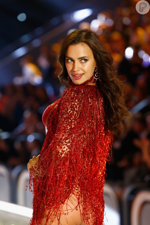 Grávida de Bradley Cooper, Irina Shayk disfarça barriga em desfile de lingerie